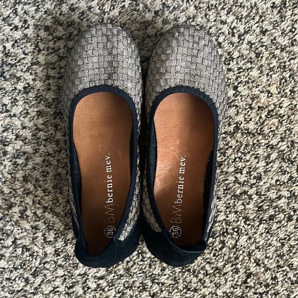Bernie Mev gold flats